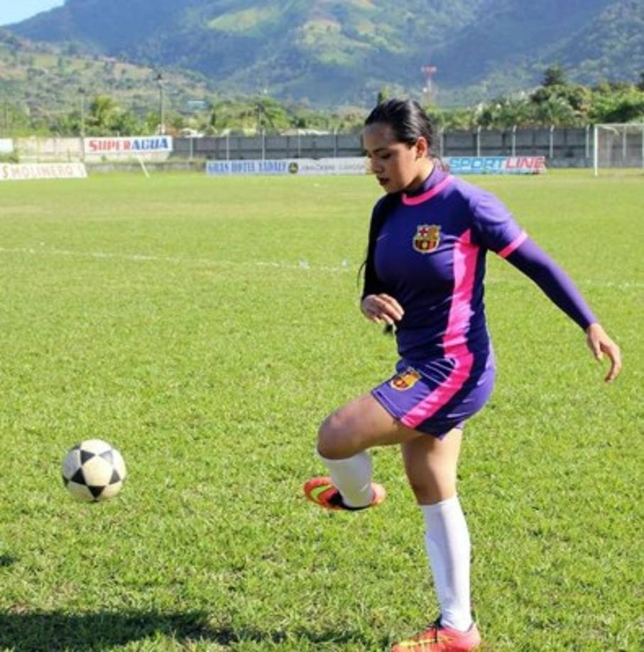 Juega al fútbol desde muy pequeña. 'Empecé a jugar con mi colegio desde los 13 años. Soy una amante del fútbol, mi único vicio'.