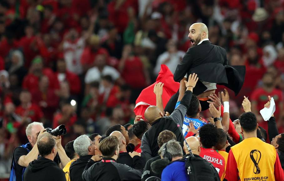 Los jugadores de Marruecos cargaron a su DT Walid Regragui que los metió en semifinales del Mundial.