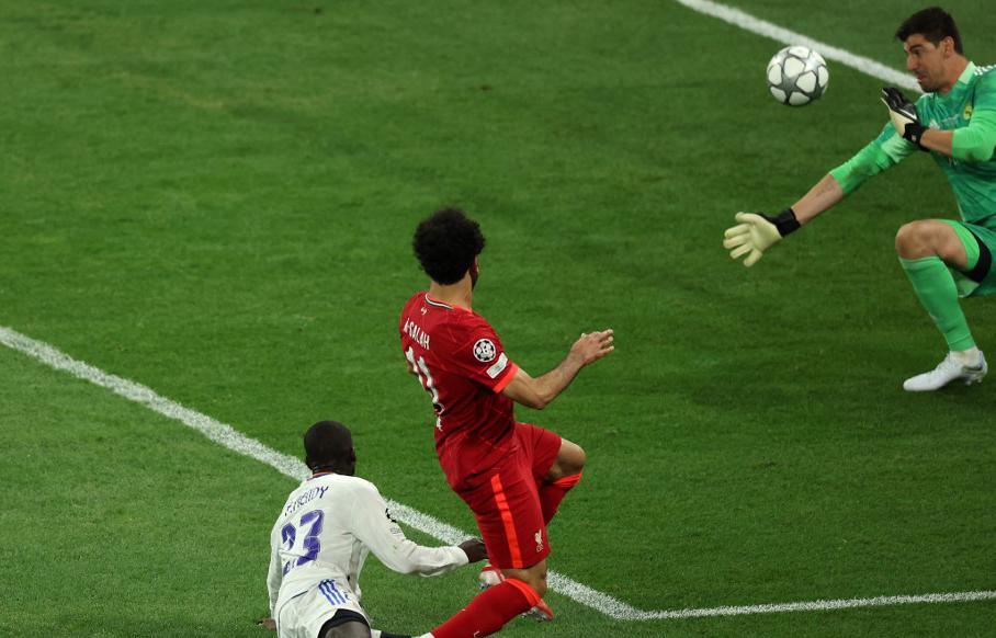 Courtois se lanzó y pudo desviar el remate de Salah.