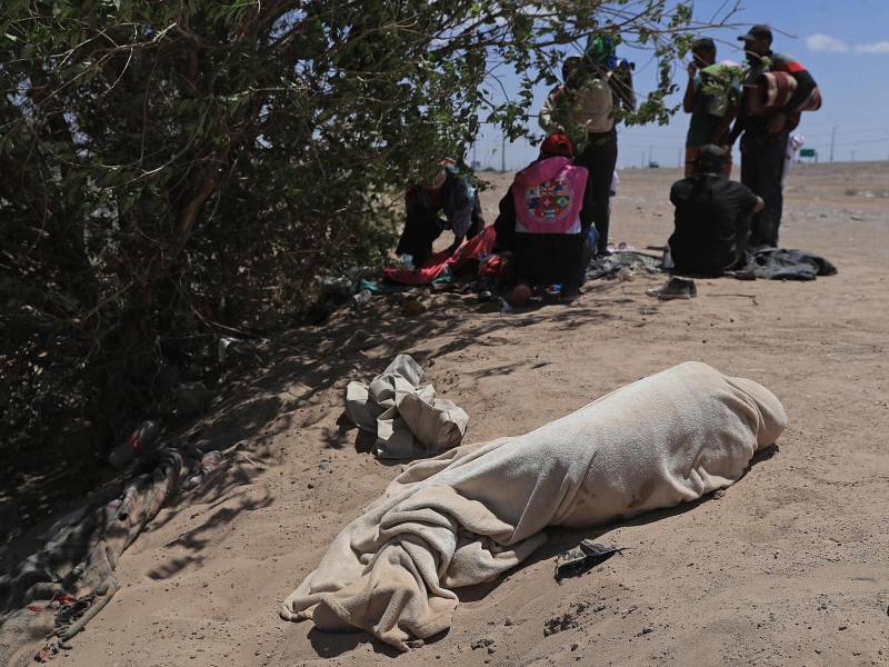 Migrantes permanecen entre la frontera con Estados Unido en Ciudad Juárez, estado de Chihuahua.