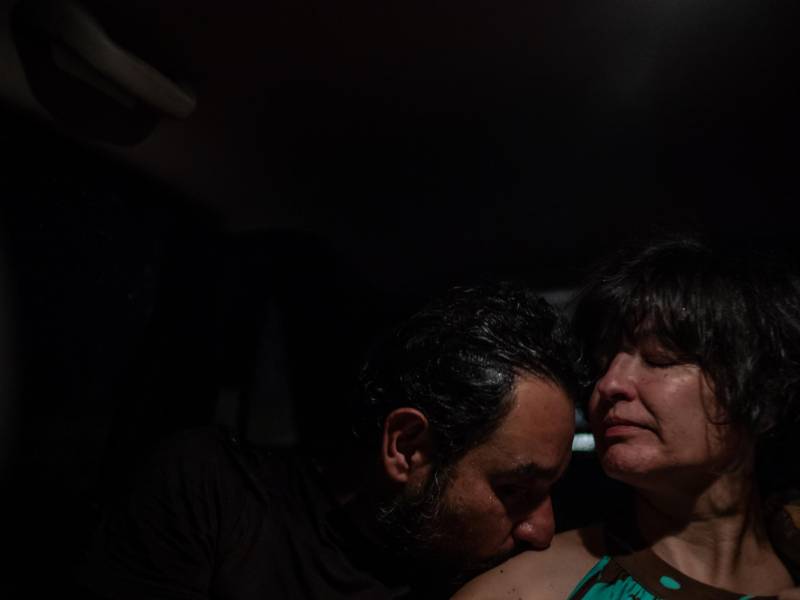 Tatiana Andia, ex funcionaria del Ministerio de Salud de Colombia, fue diagnosticada con cáncer de pulmón terminal en el 2023. Con su esposo, Andrés Molano.