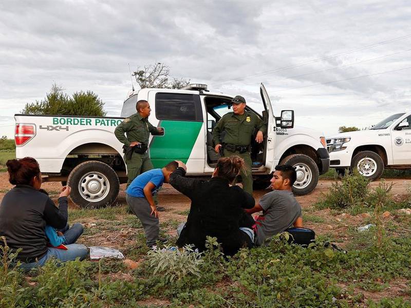 El sábado en la mañana se rescataron los cuerpos de dos personas que se habían ahogado en los canales cerca de la zona de Clint, Texas. Fotografía: EFE