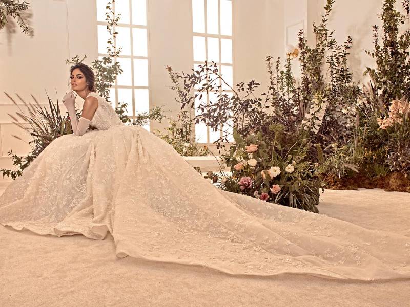 Reserva con anticipación tu cita en la tienda de novias que has elegido para que te presenten buenas opciones.