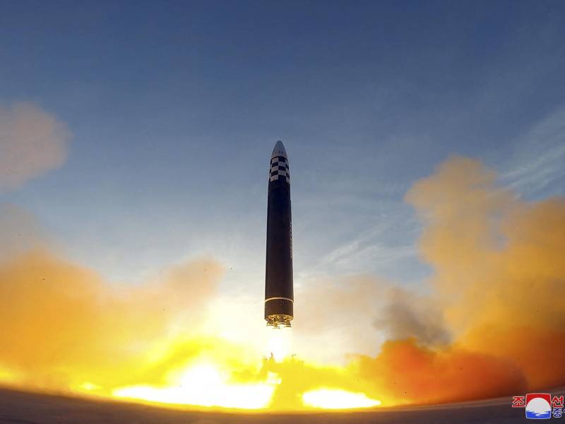 Corea del Norte realizó durante el fin de semana un ejercicio de “contraataque nuclear” en presencia del líder Kim Jong-un con vistas a enviar una “advertencia aún más seria” a las maniobras de Seúl y Washington, informaron este lunes los medios norcoreanos, en un paso más en la escalada de tensión en la península.