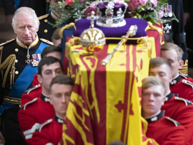 King Charles III and members of the royal family follow the coffin of Queen Elizabeth II, draped in the Royal Standard with the Imperial State Crown and the Sovereign's orb and sceptre, as it is carried out of Westminster Abbey after her State Funeral on September 19, 2022. (Photo by Danny Lawson / POOL / AFP)