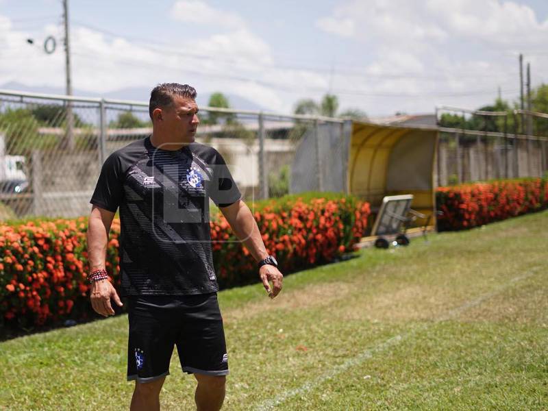 Géiner Segura, DT del Cartaginés, durante el entrenamiento del cuadro tico en la sede del Real España.