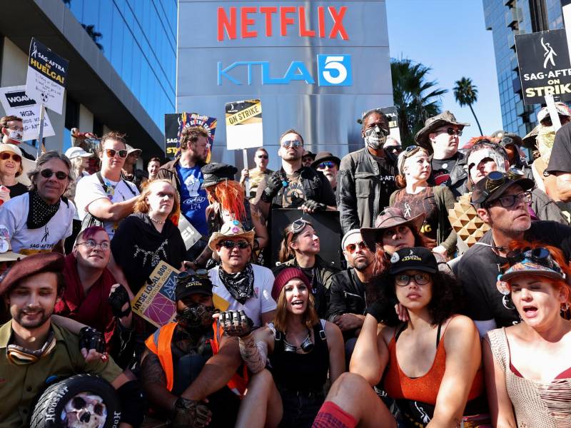 Los miembros de SAG-AFTRA posan para una foto grupal, durante un piquete con temática ‘Post Apocalíptica’ frente a los estudios de Netflix, el día 118 de su huelga contra los estudios de Hollywood.