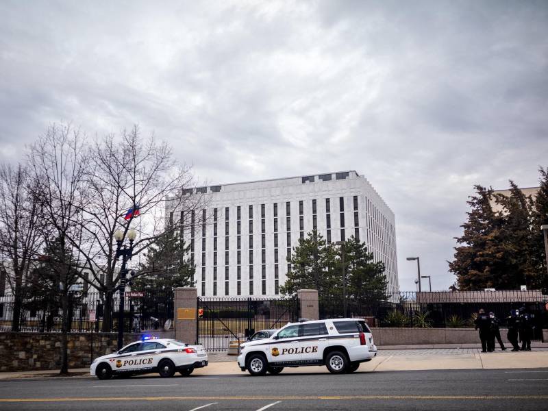 La policía estadounidense custodia la embajada rusa en Estados Unidos tras el ataque ordenado por Putin a Ucrania.