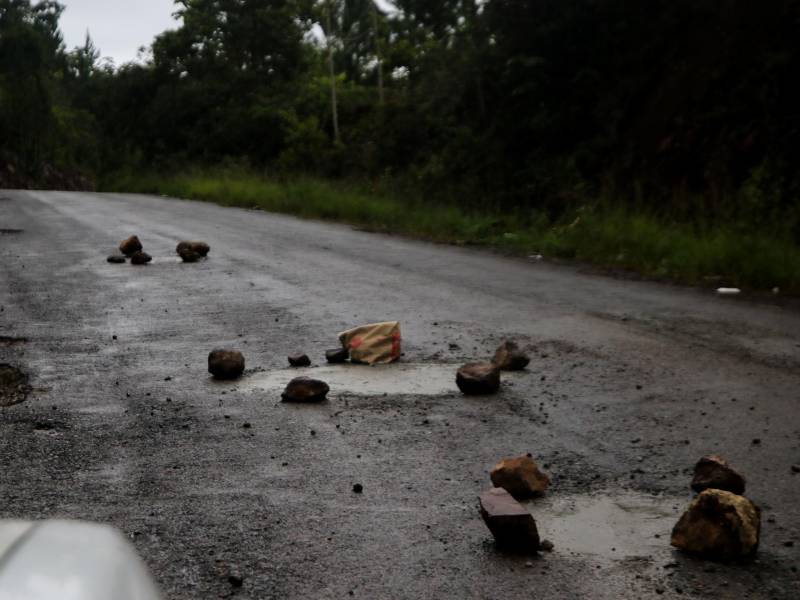 Los pobladores se organizaron para reparar con cemento los baches desde La Libertad hasta Las Lajas, debido al mal estado de la vía.
