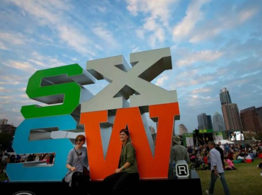 SXSW, CANCELADO POR PRIMERA VEZ EN 34 AÑOS<br/>Por primera vez en 34 años, el South by Southwest (SXSW) de Austin (EE.UU.), uno de los festivales de música, televisión y cine más influyentes e importantes del mundo, no se realizará, después de que la Alcaldía decidió 'declarar a la ciudad una zona de emergencia' y cancelar el festival, programado del 13 al 22 de marzo.<br/>Artistas independientes que eran parte del evento dijeron que 'va a ser muy, muy difícil para muchas bandas volver de esto', un duro golpe también para una ciudad que recibió en 2019 al menos 356 millones de dólares por el festival.<br/>