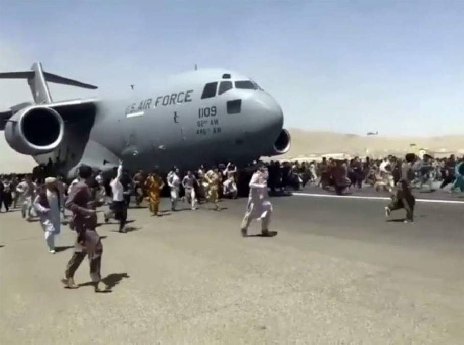 Miles de afganos se dirigieron en masa hacia el aeropuerto esta semana para emigrar después de la ofensiva de los talibanes que se saldó con la toma de poder tras la huida del presidente Ashraf Ghani.