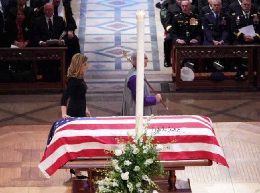 Jenna Bush Hager, nieta del expresidente Bush, toca su féretro tras leer un pasaje de la Biblia en el funeral de su abuelo.