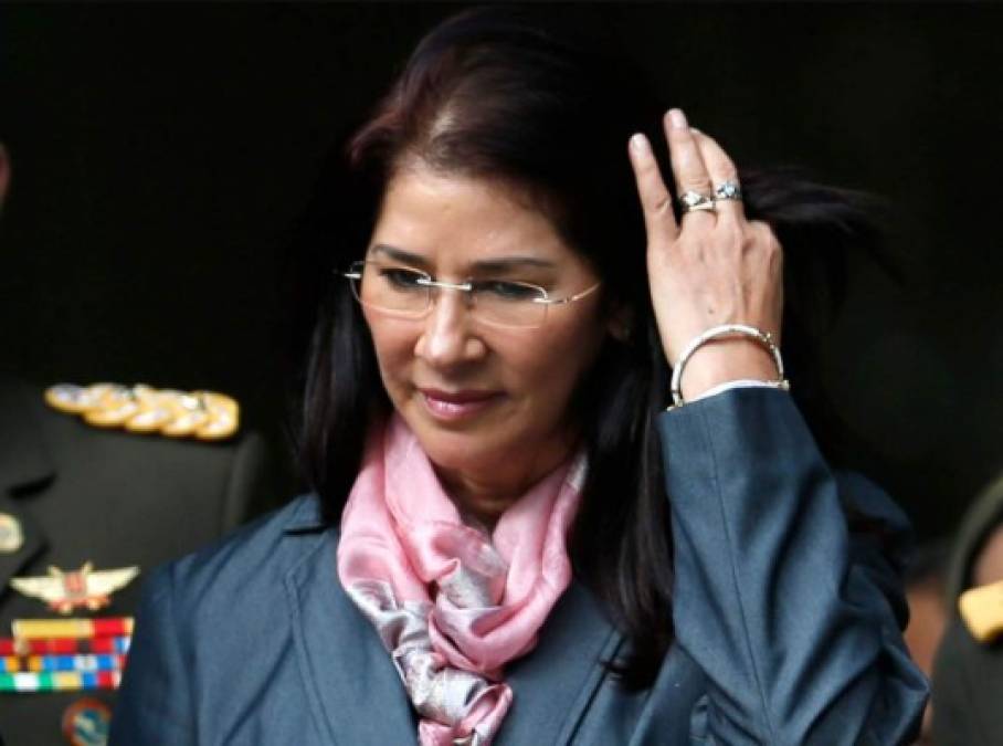 Flores ha sido acusada de nepotismo por haber tenido a varios de sus parientes cercanos trabajando como empleados en la Asamblea Nacional, mientras que ella era diputada.