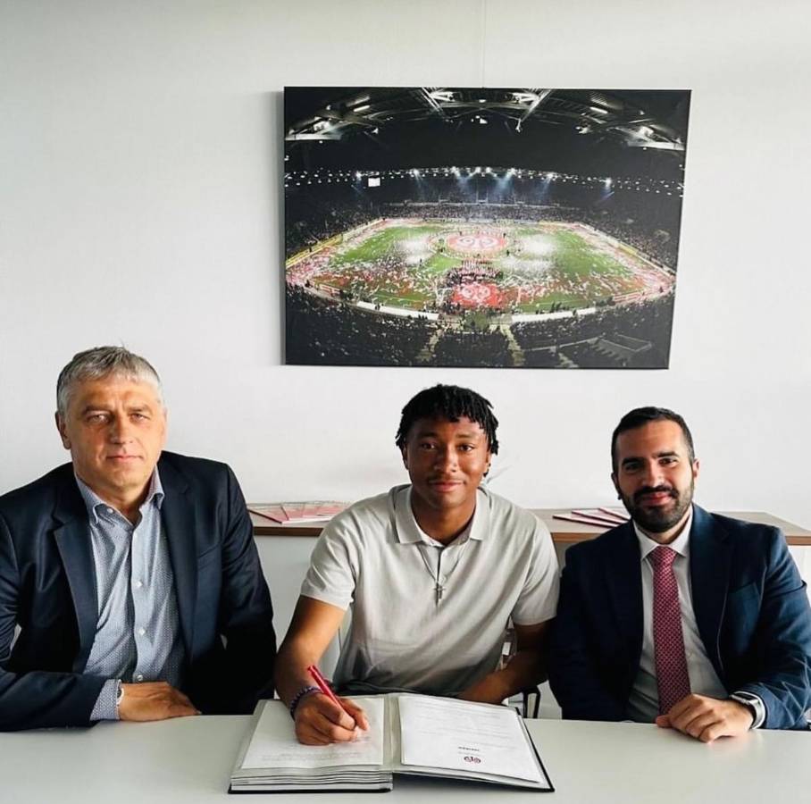 El delantero hondureño al momento de firmar su contrato con el equipo alemán.