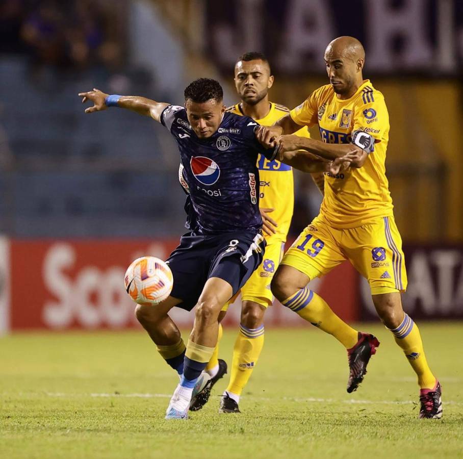 Walter Martínez protege el balón ante la presión de Guido Pizarro.