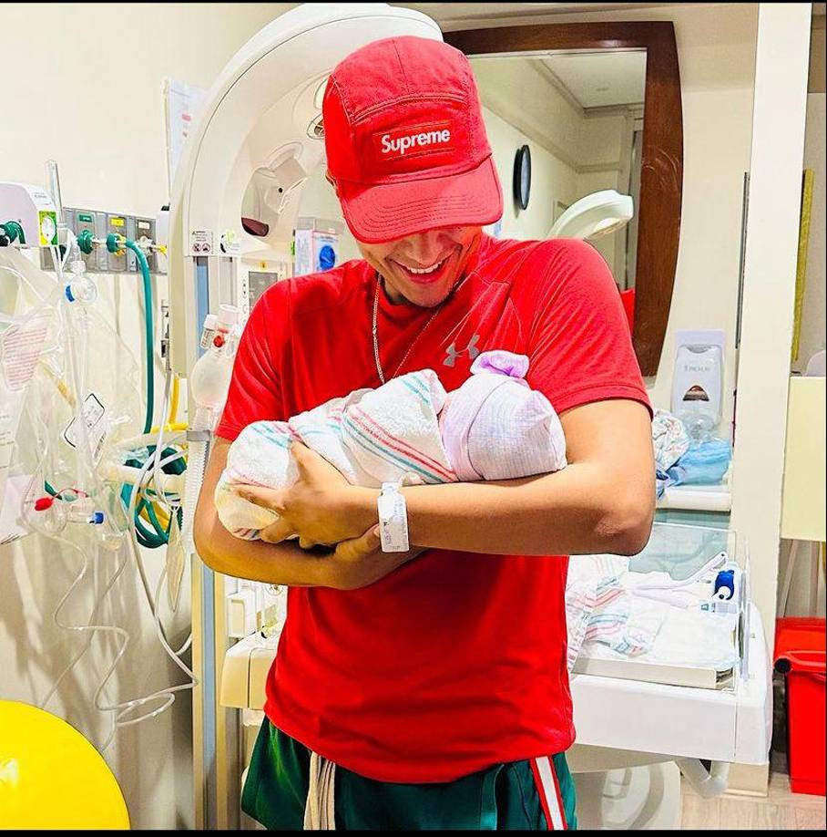 En las imágenes se observa a Davis desde el hospital cargando en brazos a su pequeña. 