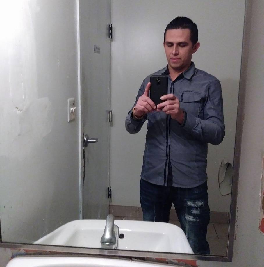 El Departamento de Policía Metropolitana (MPD) informó en un comunicado que Ronzoni Jackson Jr. está acusado de dos cargos de asesinato en primer grado mientras estaba armado.