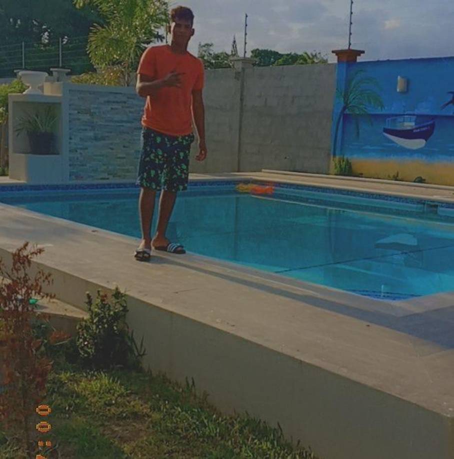 Los vecinos tardaron varios minutos y quitar los escombros para sacar el cuerpo de Osmel y luego entregráselo a sus familiares. 