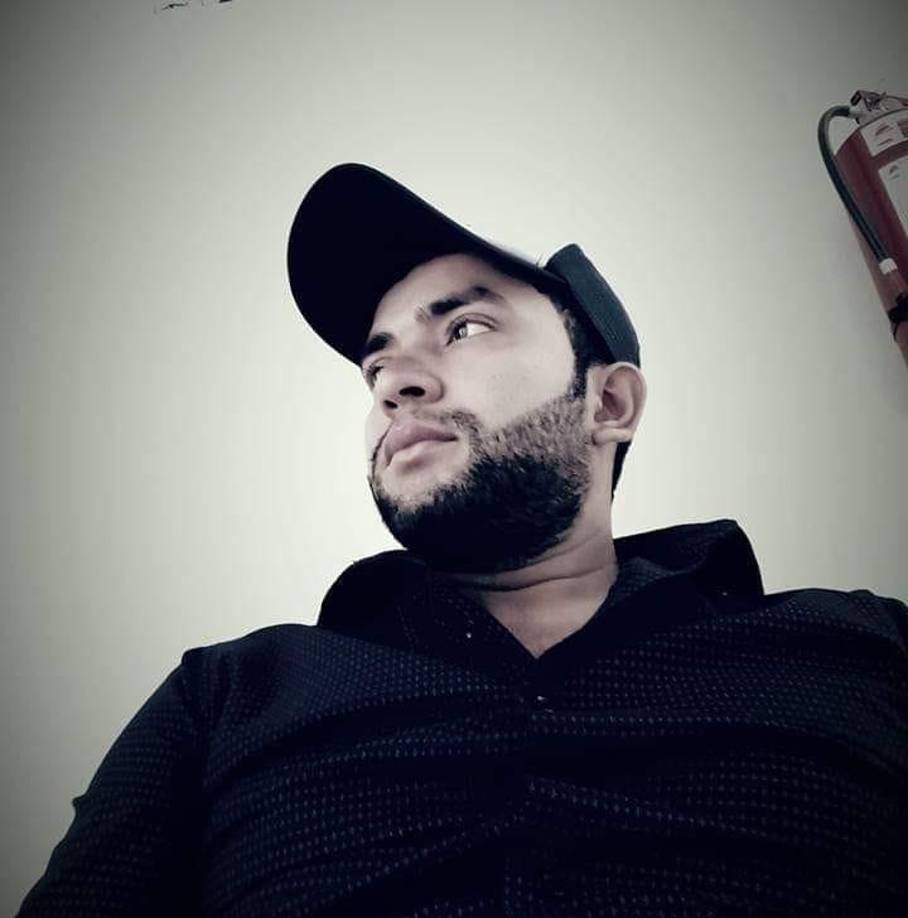 Juárez Pacheco se transportaba en su motocicleta y fue embestido por un bus a la altura de la carretera vía Corta Comalcalco que dirige a Cunduacán, México.