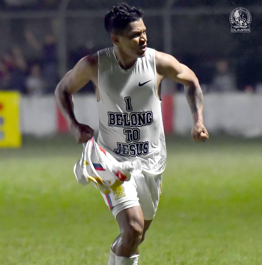 “Yo pertenezco a Jesús”, dice el mensaje de la camiseta que mostró Brayan Moya en la celebración de su golazo de media cancha contra la Real Sociedad para cerrar el triunfo del Olimpia.
