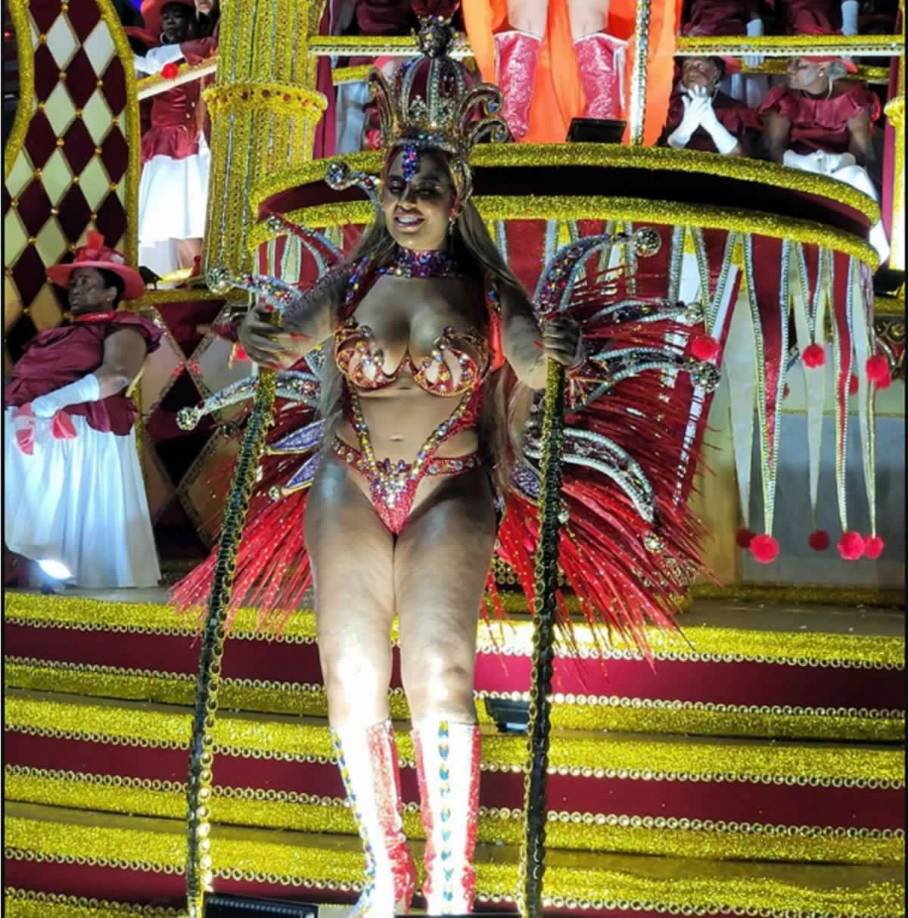 La hermana del crack del París Saint Germain fue muy criticada por editar sus fotos y sacaron a la luz imágenes de Rafaella en el desfile.