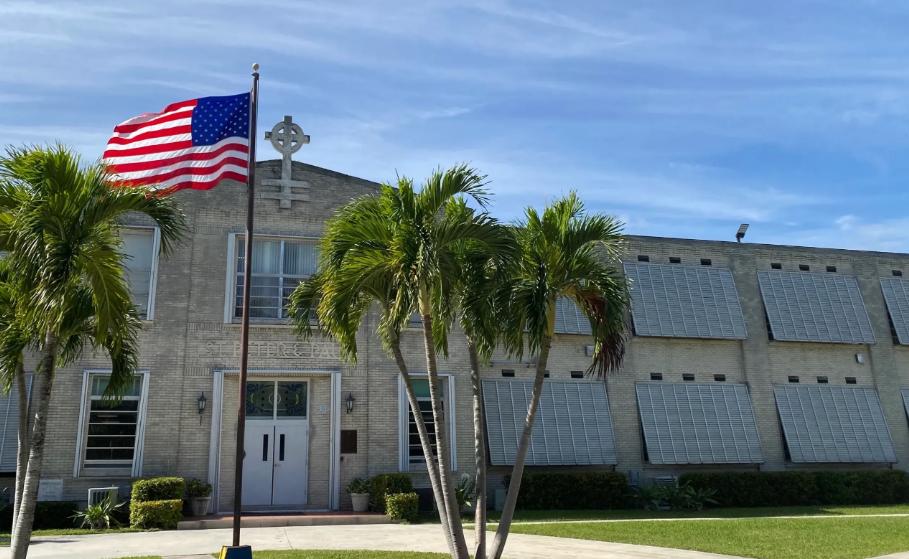 Arrestan a menor en Florida por amenazar de muerte a 17 alumnos de su clase