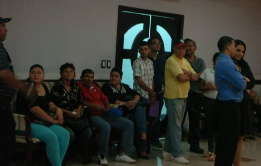 Los asistentes esperan que la policía detenga a los responsables del crimen del jugador hondureño de 26 años.
