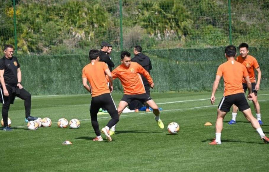El equipo de fútbol de Wuhan, pasa los últimos días en las instalaciones de La Quinta, Málaga antes de su regreso.
