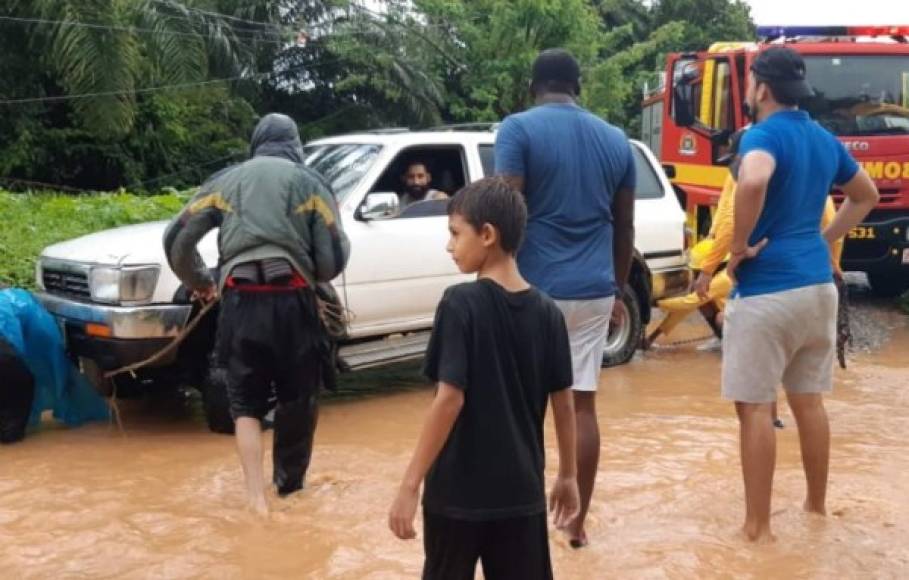 Vecinos se unieron a los bomberos para auxiliar a los conductores que tuvieron problemas con sus vehículos por la acumulación de agua.