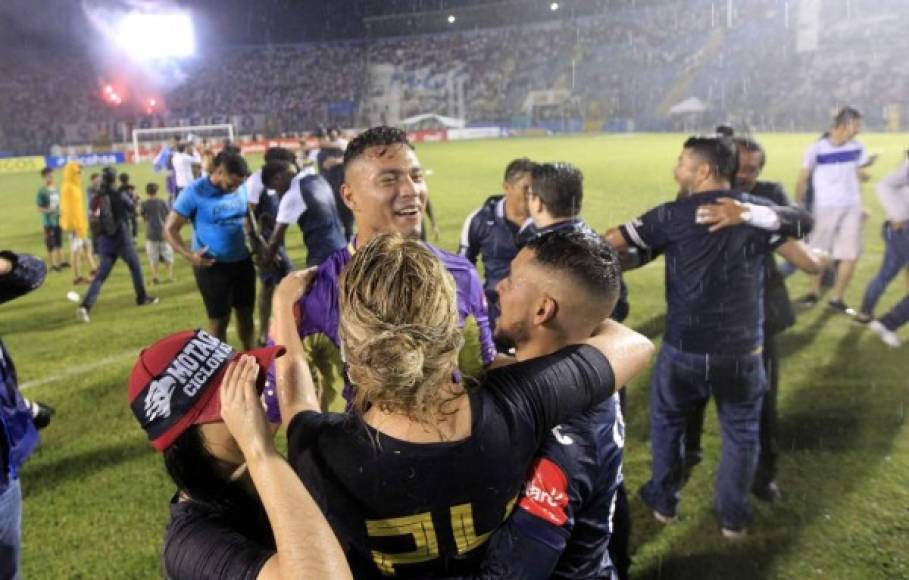 Los jugadores del Motagua celebraron con familiares en el campo al final del partido.