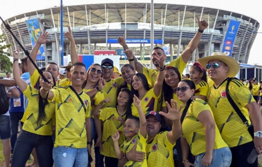 Los hinchas colombianos armaron su fiesta en la previa del partido.