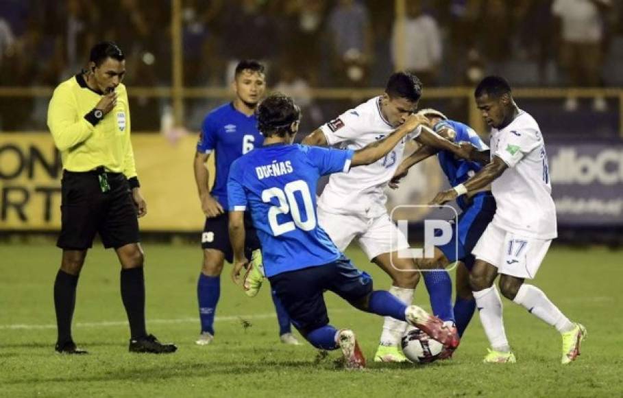 Una disputa por el balón en el área salvadoreña, Bryan Moya intentaba pegarle al arco. El árbitro Walter López atento a pitar.