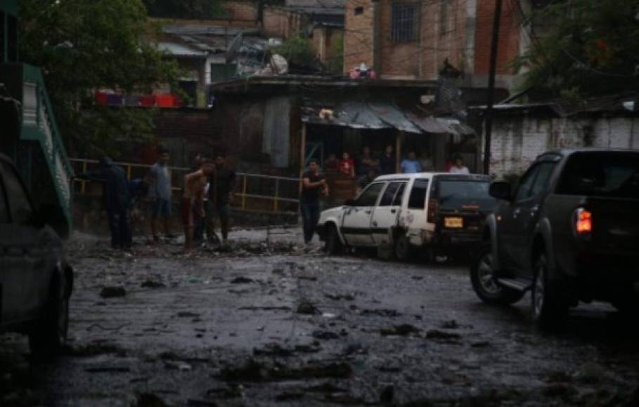 Una quebrada se desbordó y varias viviendas en la colonia 3 de Mayo de Comayagüela se inundaron por la fuertes lluvias en la capital.