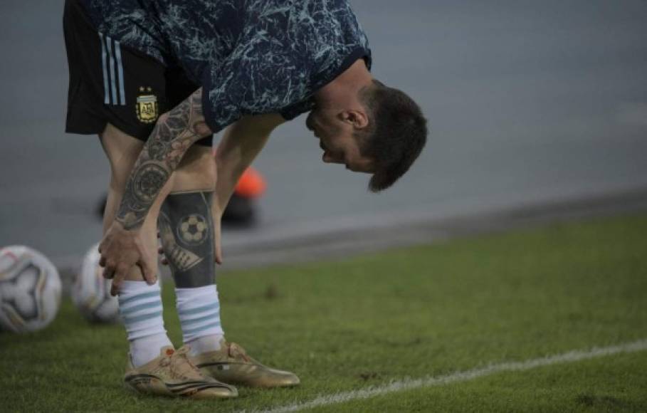 Lionel Messi en el calentamiento fue captado muy concentrado. Vean los espectaculares tatuajes del astro argentino.