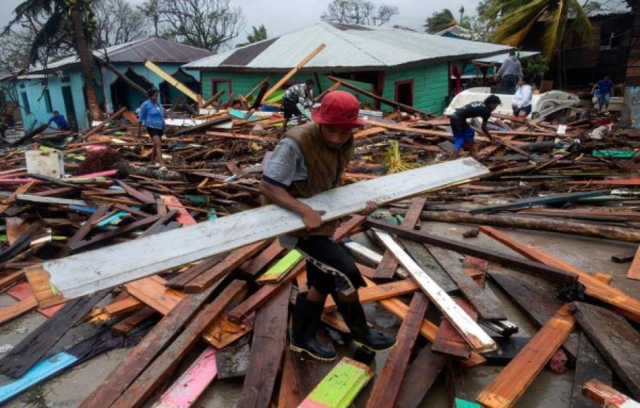 Iota, que tocó tierra la noche del lunes como un poderoso huracán de categoría 4 en Nicaragua, ha causado la muerte de al menos ocho personas en ese país y otras dos en Colombia.