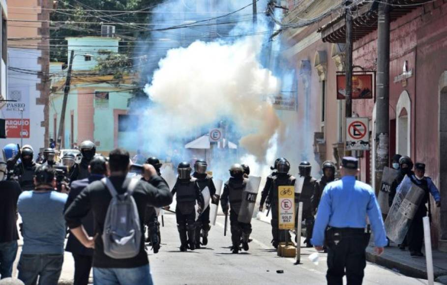 '¿Dónde está el dinero de la pandemia?, decían mantas y pancartas que llevaban los manifestantes, protegidos con mascarillas, aunque estas no les protegían contra los gases lacrimógenos lanzados por los antimotines.