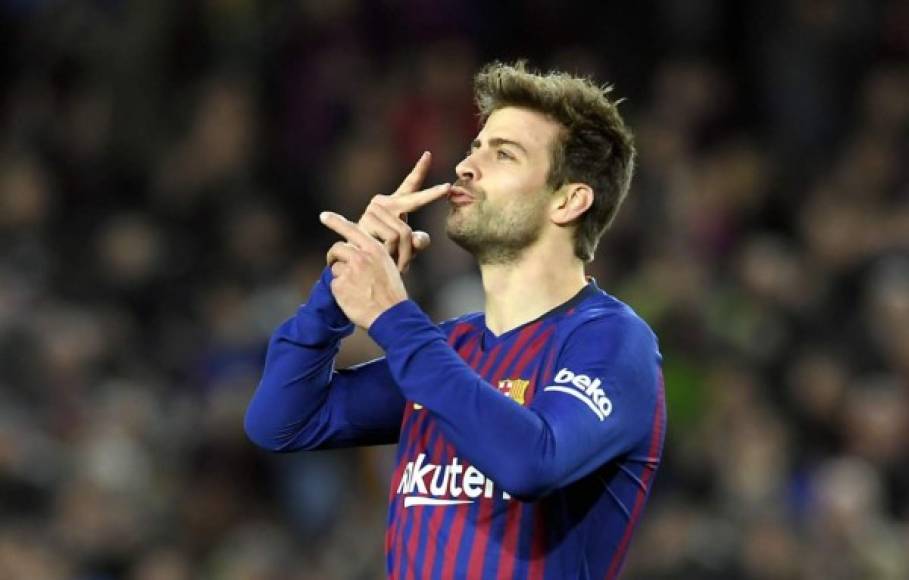 Piqué celebra el 1-0 dirigiéndose a la grada donde estaba su familia. Dedicación especial.