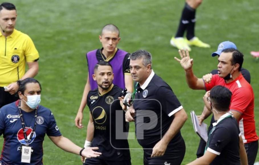 Jugadores y cuerpo técnico de Olimpia y Motagua protagonizaron una vergonzosa pelea en la cancha del estadio Red Bull Arena.