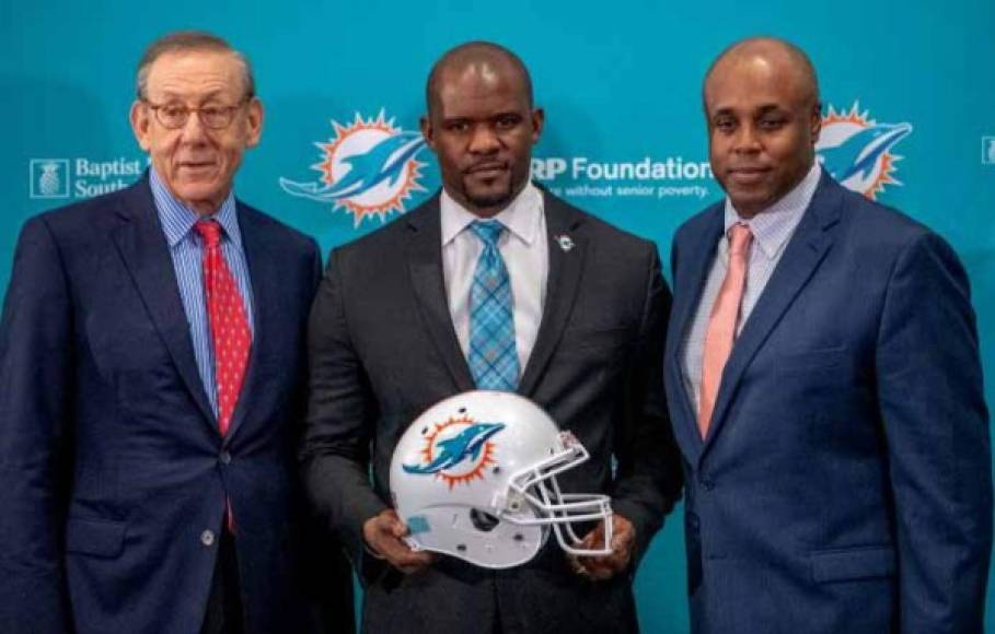 Directivos de los Miami Dolphins se mostraron orgullosos de tener al hondureño Brian Flores como su entrenador en jefes.