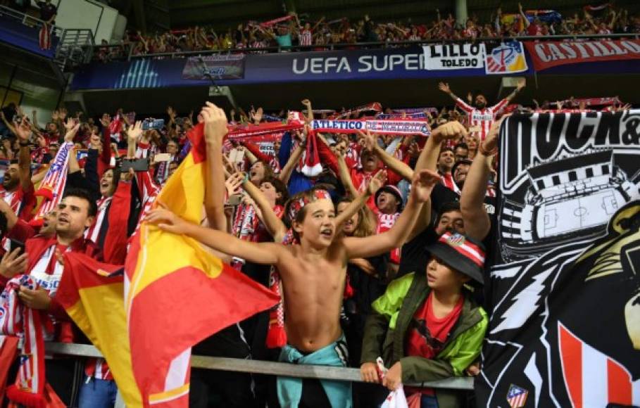 Los aficionados del Atlético de Madrid celebrando la victoria en la Supercopa de Europa.