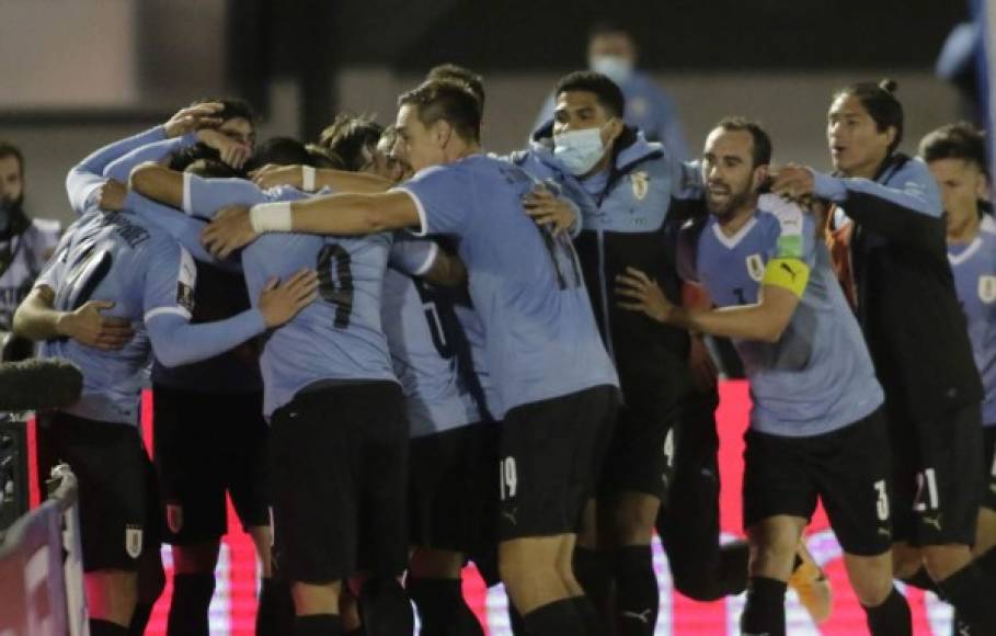 La celebración de los jugadores uruguayos tras el gol de Maxi Gómez.