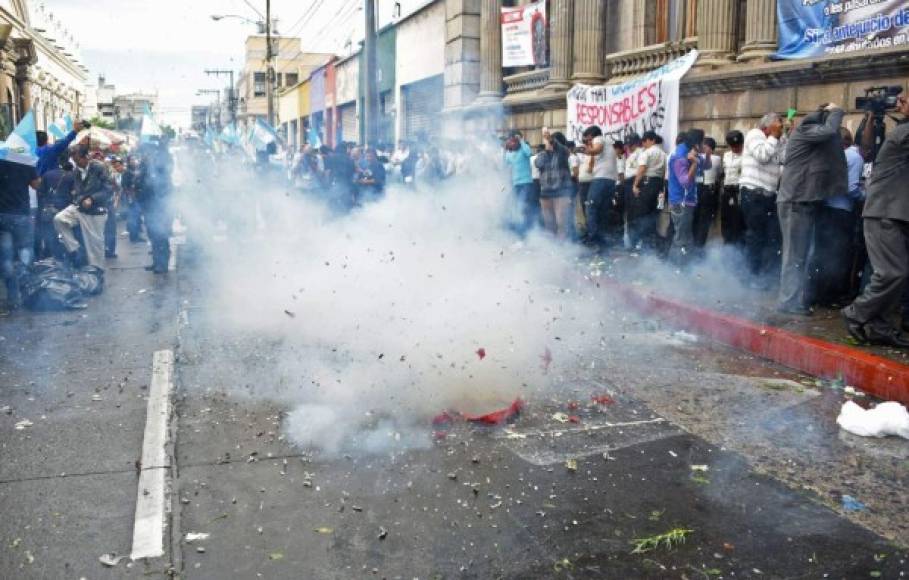 Con petardos, los guatemaltecos celebraron en la calles la revocatoria hecha por el Congreso a la inmunidad del presidente Otto Pérez.