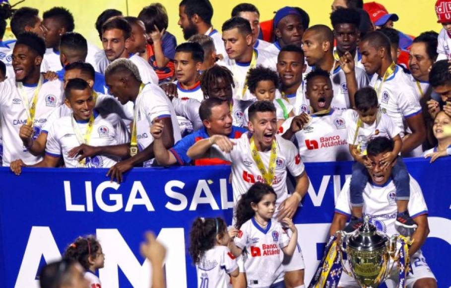 La medalla de campeón del Olimpia que andaba colgada 'La Taflo' se la regaló Deiby Flores.