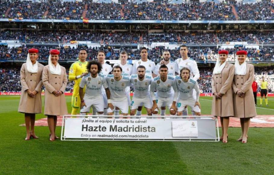 El equipo titular del Real Madrid posando junto a cuatro mujeres.