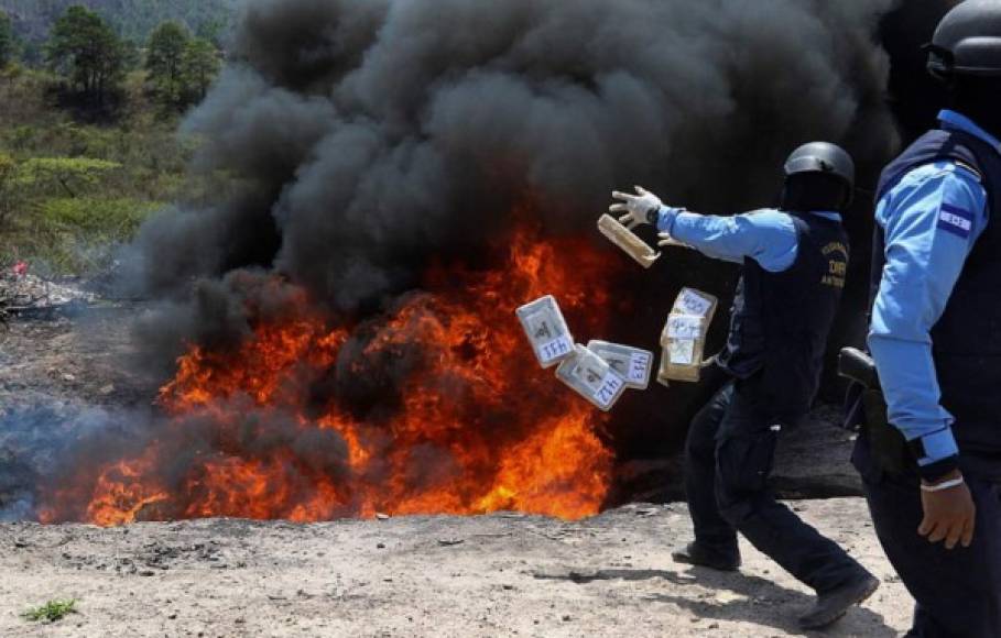 El Ministerio Público y la Policía Nacional hondureña procedieron este martes a incinerar más de 2,300 kilos de cocaína decomisados en operaciones antidrogas en Honduras. AFP