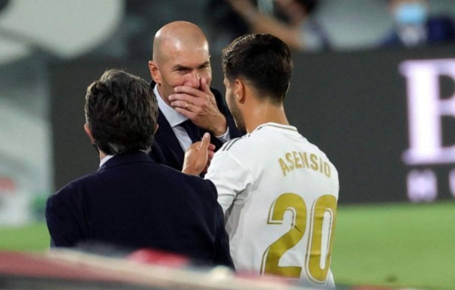 Marco Asensio salió de cambio y Zidane le dijo algo. Los dos tienen una buena relación.