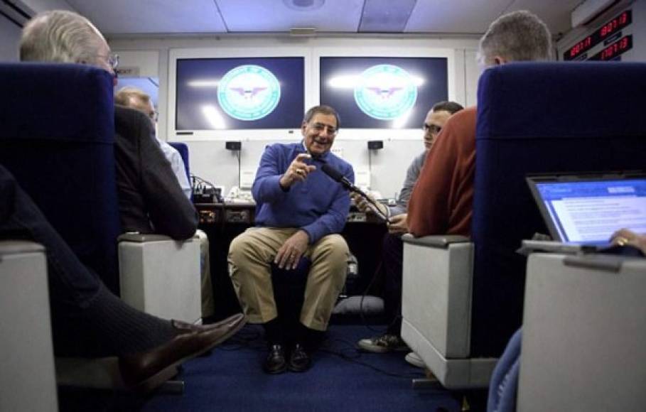 El secretario de Defensa de Obama, Leon Panneta, durante una conferencia de prensa en el avión del Apocalipsis.