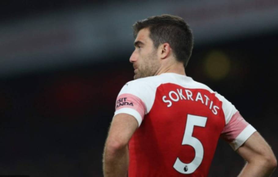 Tras rescindir su contrato con el Arsenal, el defensor Sokratis Papastathopoulos anda en busca de un nuevo equipo. La opción de volver a Italia seduce al griego.