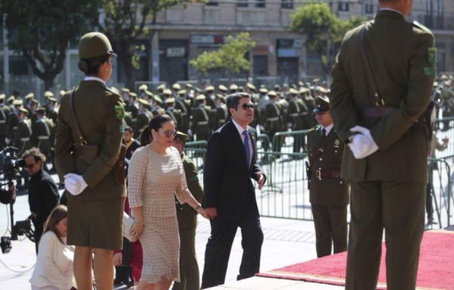 El presidente hondureño y su esposa fueron recibidos por miembros del Gabinete de Piñera a su llegada al Congreso Nacional de Chile.