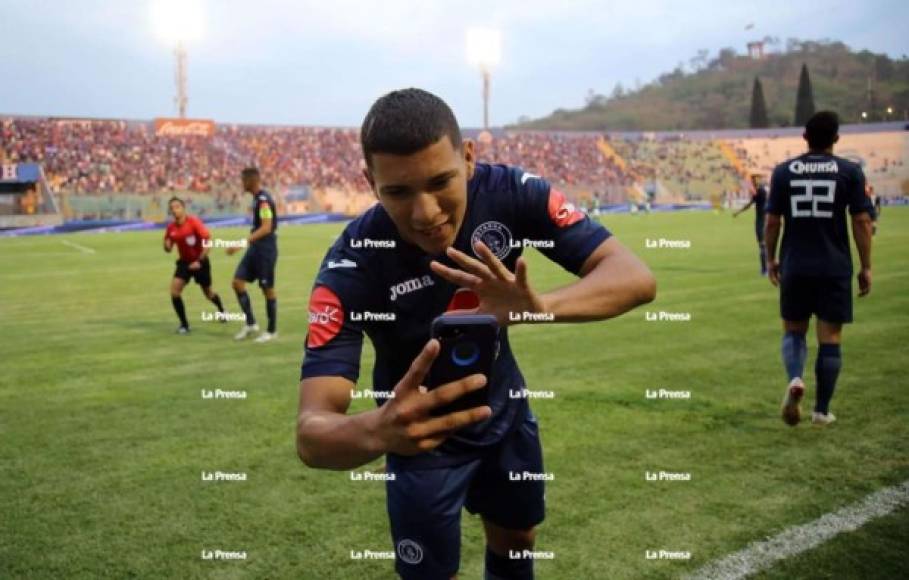 Kevin López se fue a la banda, pidió un celular y grabó un video para felicitar a su mamá en el Día de las Madres.